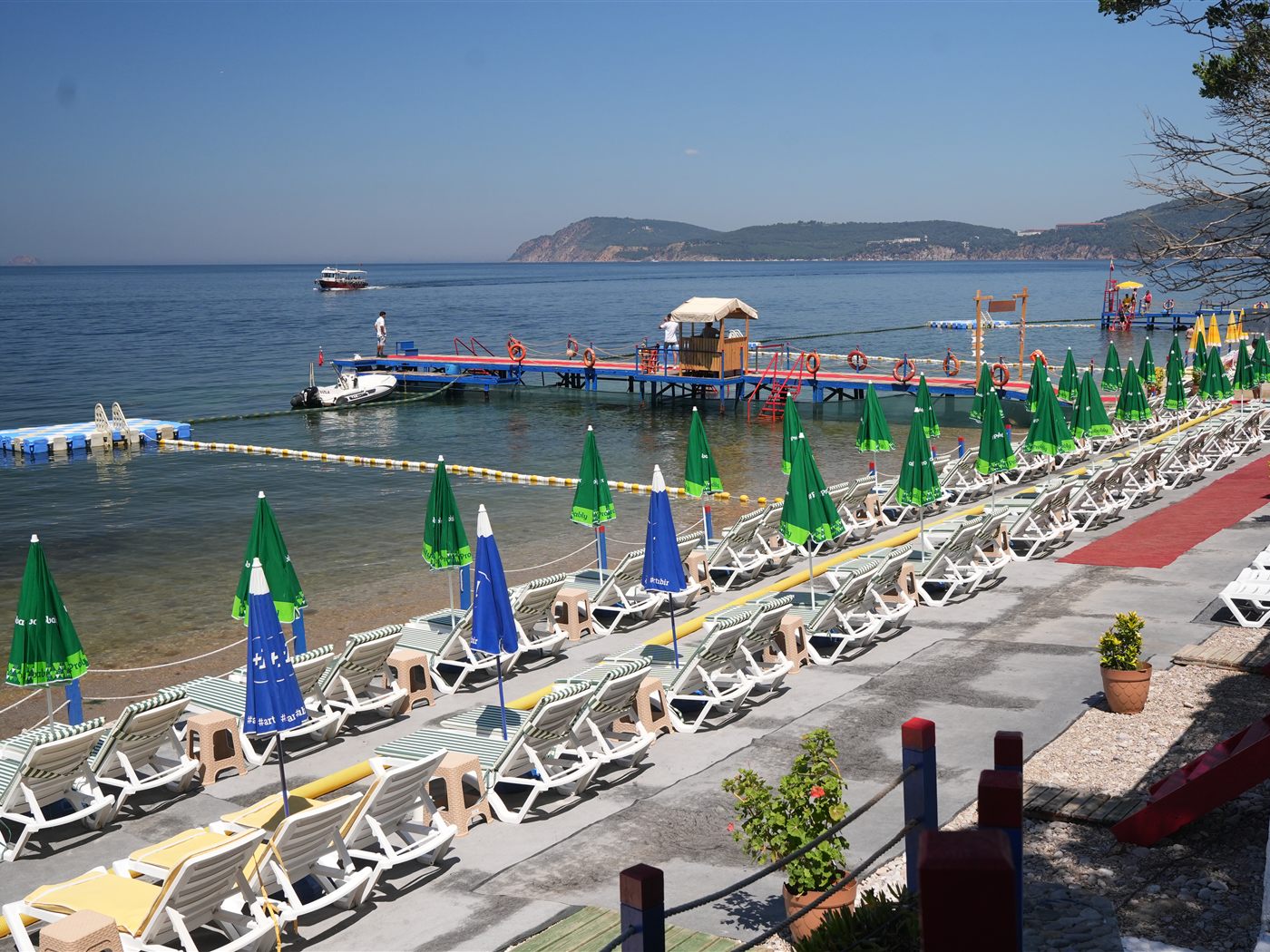 Eskibağ Beach şezlong alanı ve iskele deniz manzarası